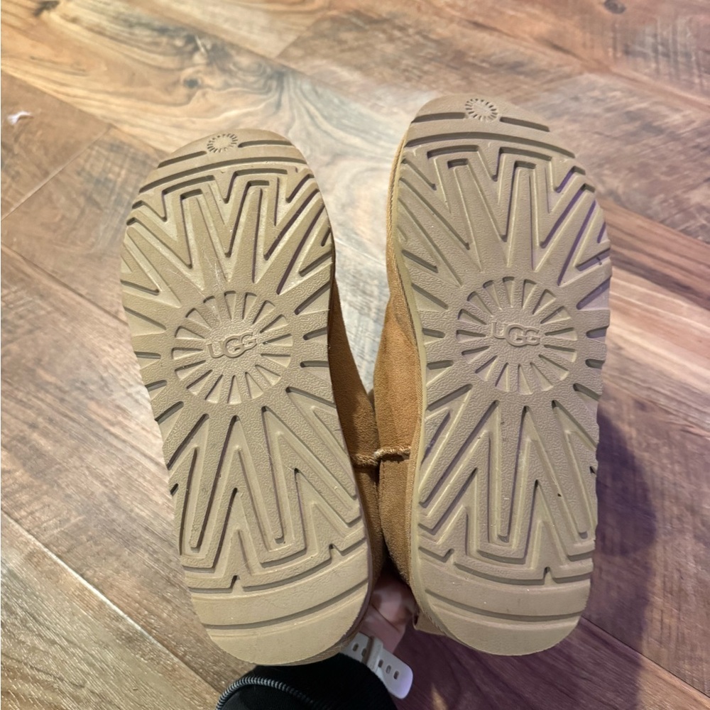 UGG Classic Ultra Mini Chestnut size 8 - Picture 3 of 3